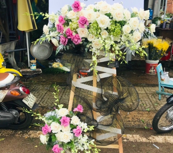 KỆ HOA CHIA BUỒN 3