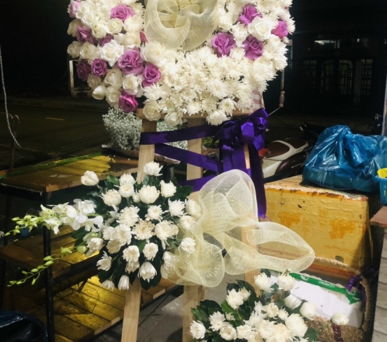 KỆ HOA CHIA BUỒN 4