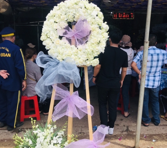 KỆ HOA CHIA BUỒN 8