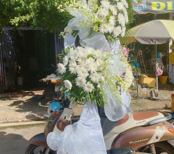 KỆ HOA CHIA BUỒN 10