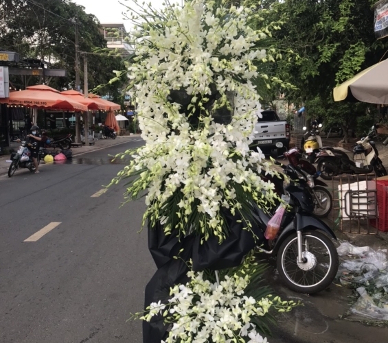 KỆ HOA CHIA BUỒN 15