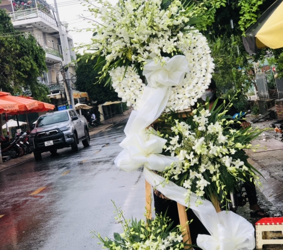 KỆ HOA CHIA BUỒN 19