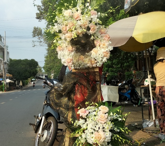 KỆ HOA CHIA BUỒN 20