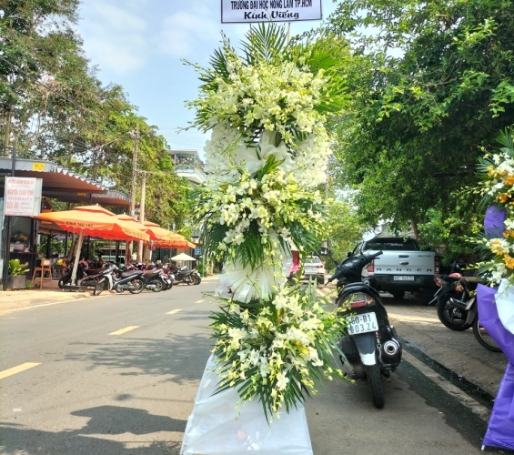 KỆ HOA CHIA BUỒN 24
