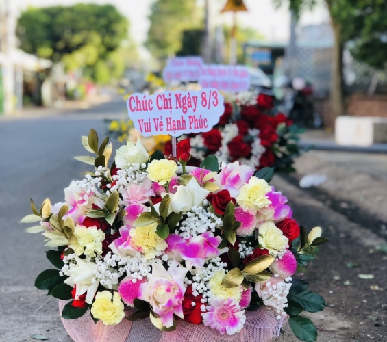 GIỎ HOA TẶNG DỊP 8-3 ĐẸP