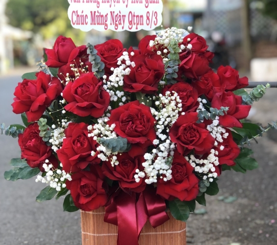 GIỎ HOA HỒNG CHÚC 8-3 CHO NGƯỜI YÊU